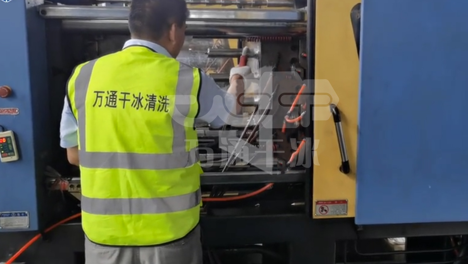 注塑模具干冰清洗：高效攻克缝隙难题，洁净快速两不误