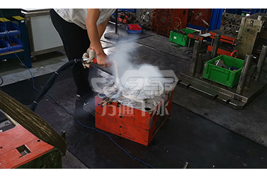 干冰清洗机清洗塑料模具模仁镶件优势是什么?
